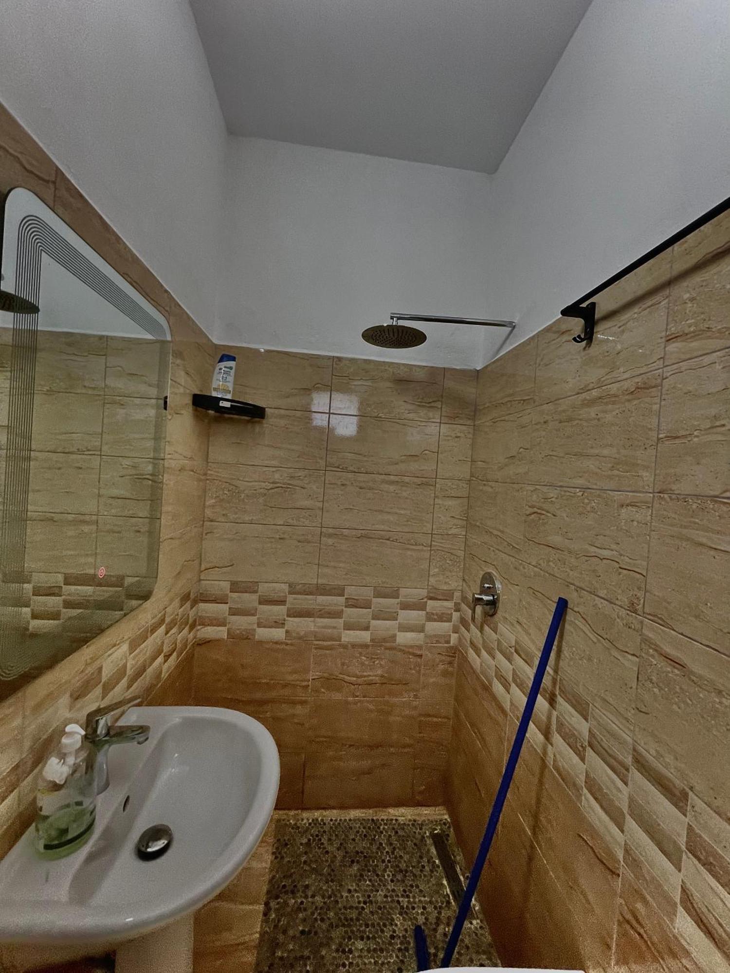 فالبني Lazer Cardaku Guesthouse المظهر الخارجي الصورة